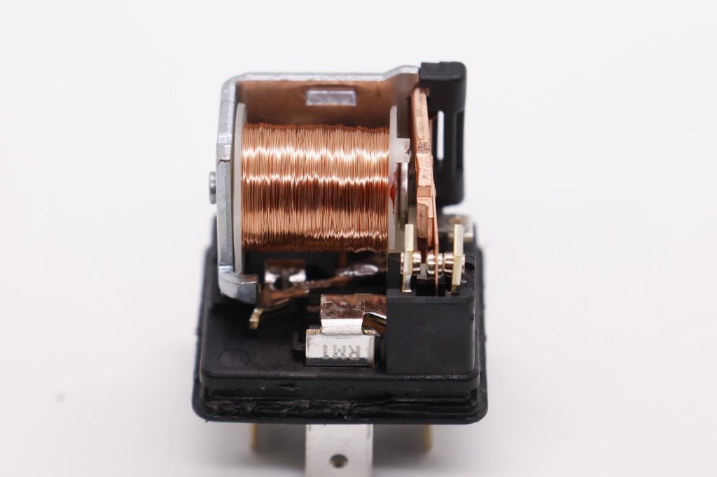 Looking down switch arm to show the air gap between the contacts. 